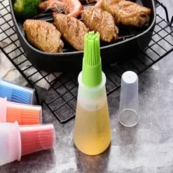 CONFO® Levereras med en flaska olja, en köksoljeborste av högtemperaturbeständig och luddfri silikon