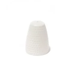 En uppsättning salt- och pepparshakers på en akaciabräda