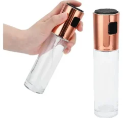 Glasflaska med en olivolja spruta och ett kopparlock