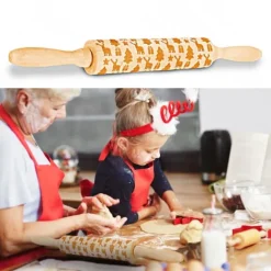 Graverad kavel med jultema och trästruktur för pepparkakor