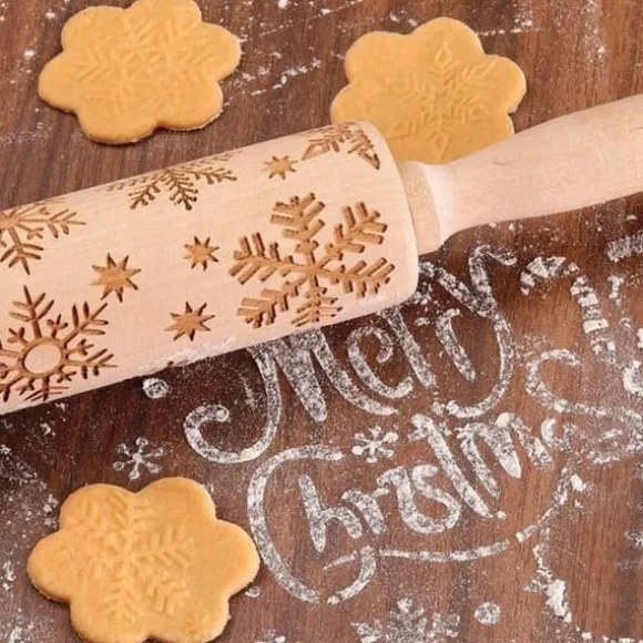 Graverad kavel med jultema och trästruktur för pepparkakor