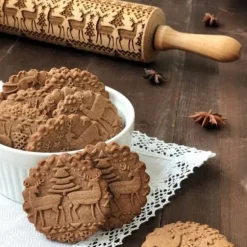 Graverad kavel med jultema och trästruktur för pepparkakor