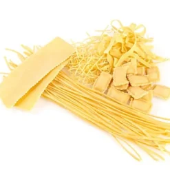 Hemgjord pasta- och raviolimaskin med tillbehör - stort set