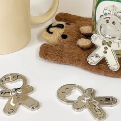 Magnetisk ölflasköppnare Söt pepparkakor i form av zinklegering platt flasköppnare för bartenderkylskåp