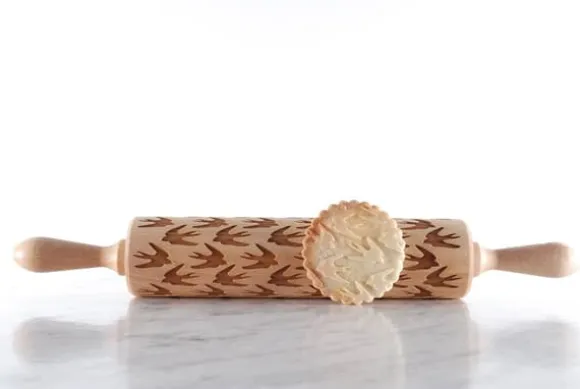 MoodForWood Träkavel, Graverad, 43 cm med Handtag, Perfekt för Bakning - Svalmönster