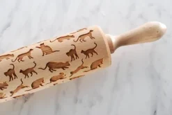 MoodForWood Träkavel, Graverad, 43 cm med Handtag, Perfekt för Bakning - Kattmönster