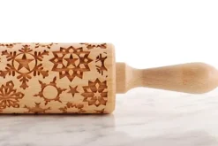 MoodForWood Träkavel, Graverad, 43 cm med Handtag, Perfekt för Bakning - Snöflingemönster