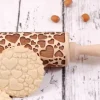 MoodForWood Träkavel, Graverad, 43 cm med Handtag, Perfekt för Bakning - Hjärtmönster