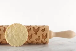 MoodForWood Träkavel, Graverad, 43 cm med Handtag, Perfekt för Bakning - Mönster på Fjäderfä