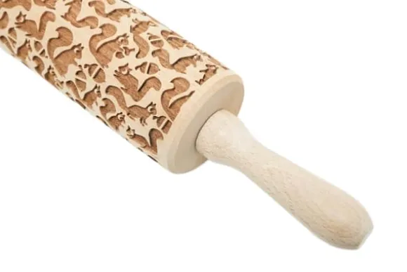 MoodForWood Träkavel, Graverad, 43 cm med Handtag, Perfekt för Bakning - Ekorrmönster