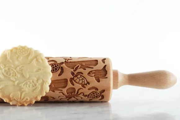 MoodForWood Träkavel, Graverad, 43 cm med Handtag, Perfekt för Bakning - Havsmönster