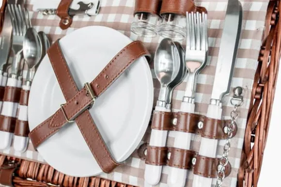 Picknickkorg - 4 personer - 29 stycken - flätad korg - 42x28x20cm