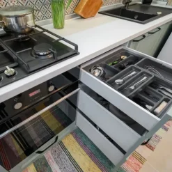 Relaxdays Utdragbar besticklåda, H x L x P: 6,5 x 23,5-40 x 31,5 cm, 7 fack, i plast, mörkgrå
