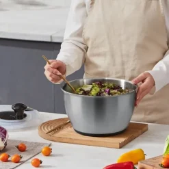 Salladssnurra i rostfritt stål, 4,75 Qt, enhandspress, grönsaks- och salladsrengöring, BPA-fri.