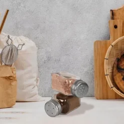 Salt- och pepparkar, en uppsättning genomskinliga kryddburkar av glas