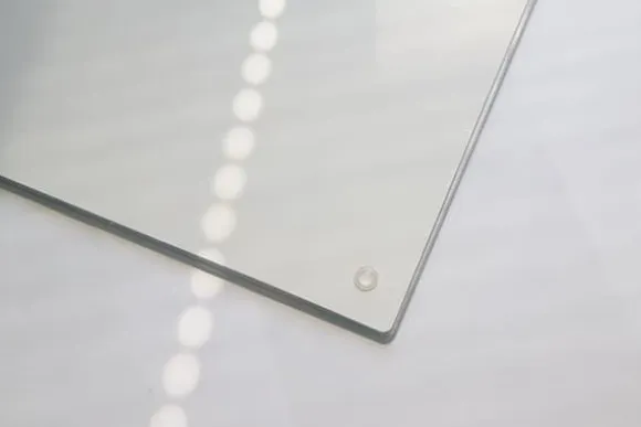 SKÄRBRÄDA I GLASPLATTA 52x40 MODERN