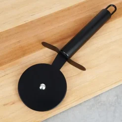 Svart pizzaskärare i stål, 20 cm